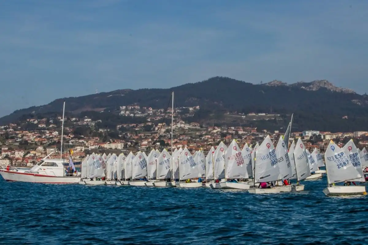 Los 121 regatistas que este sábado se iban a disputar la jornada inaugural de la competición en Baiona regresaron a tierra sin poder inaugurar el marcador (Foto Rosana Calvo)