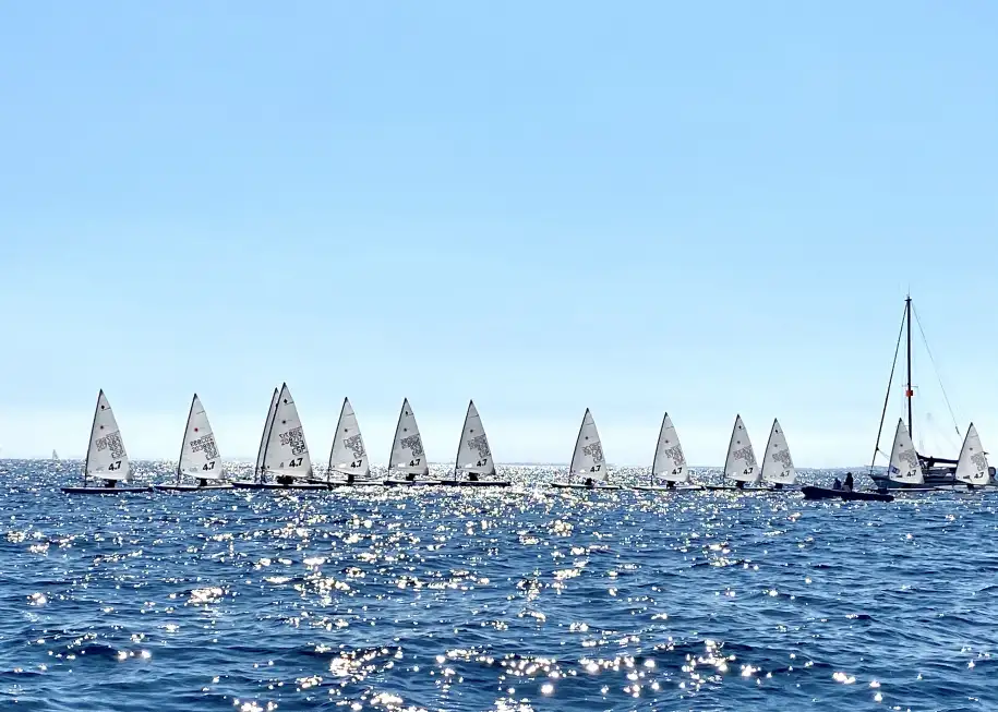 La penúltima jornada ha tenido un viento con una dirección sureste de 6 a 8 nudos, que ha ido a menos... obligando a acortar la última prueba al Comité de Regatas