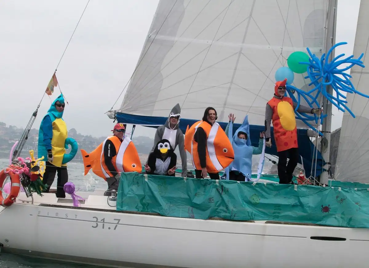 Diversión y competición se dieron cita en la bahía gijonesa, para celebrar el VII Rally Náutico de Carnaval, que organiza el Real Club Astur de Regatas (Foto Félix G.Muñiz)