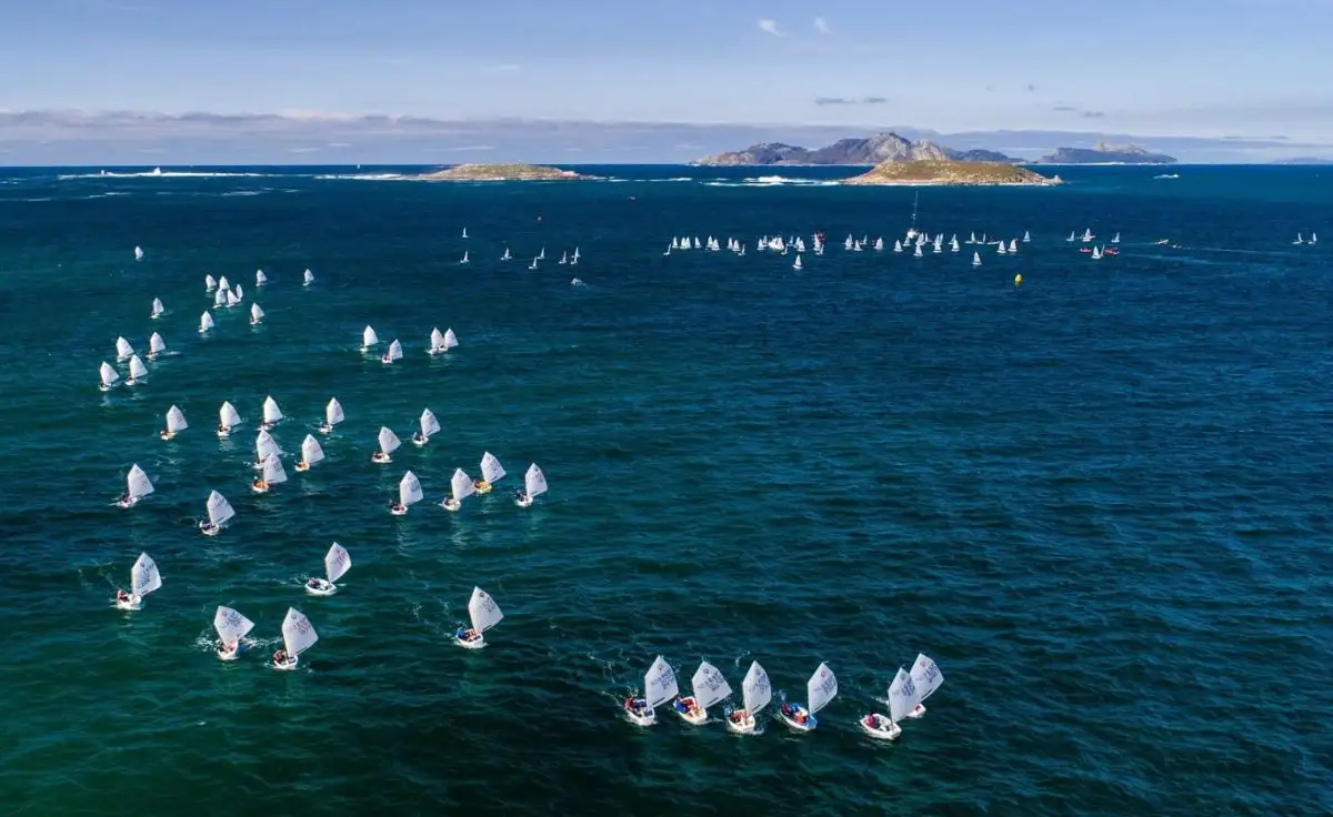 La competición organizada por el Monte Real Club de Yates por delegación de la Real Federación Gallega de Vela estuvo marcada por el viento que solo permitió competir en dos de las tres jornadas de regatas previstas (Foto Jacobo Bastos)