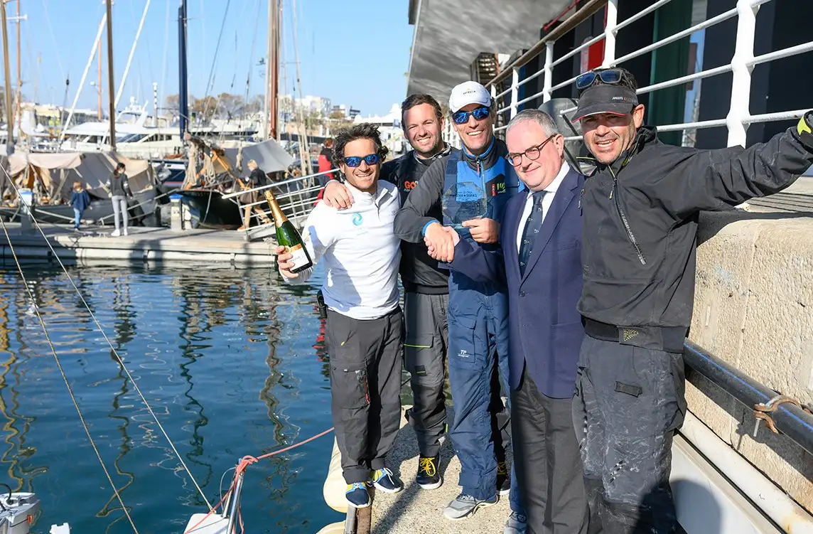 Los ganadores “Una mosca en mi sopa” recogen el premio de manos del gerente del RCNB. De izquierda a derecha Ricardo Terrades (trimmer), Manuel Carrión (proa), Luis Martínez Doreste (patrón) y Nete Armas (táctico) (Foto Oscar Torrades)