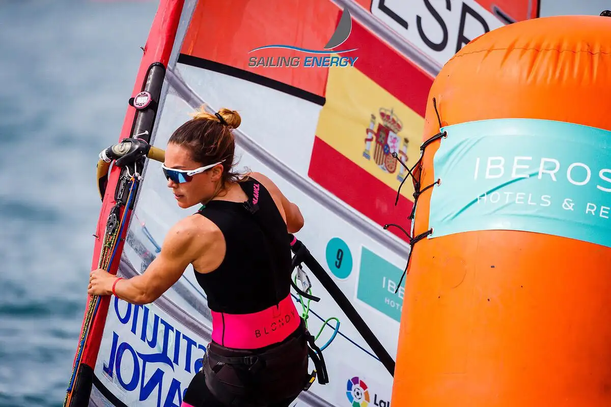 Buen papel el de la windsurfista de Puerto Sherry en aguas australianas