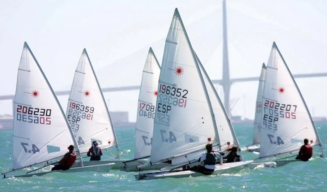 Muy buen ambiente en la bahía de Cádiz... 323 regatistas de 20 países