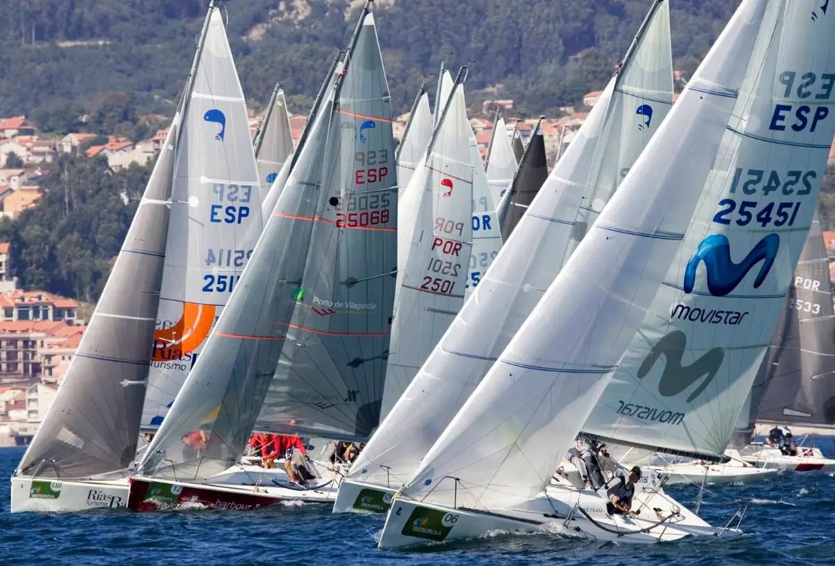 A pesar de la enorme crisis económica que dura 40 años... el Náutico nunca ha dejado de ser una cantera de buenos regatistas, ni de organizar grandes eventos, como el Campeonato del Mundo de Platú 25 con cerca de 100 barcos de todo el planeta (Foto María Muíña)