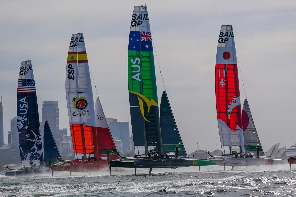 El equipo español de SailGP logra un segundo y un cuarto puesto en las dos regatas de hoy, y se coloca cuarto en la general a pesar de la penalización de ayer