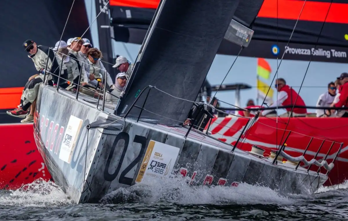 El barco de Harm Müller-Spreer hace un segundo y un primero mientras que Azzurra aumenta su liderato sobre Phoenix 11 con una sólida jornada en Ciudad del Cabo