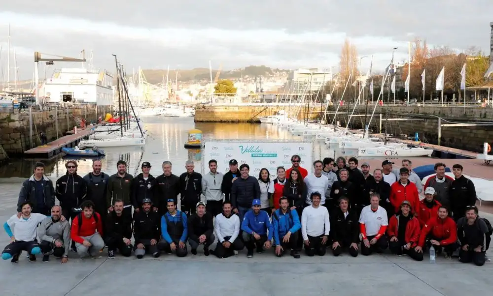 Foto de familia de parte de los regatistas que compiten en las Villalia Spring Series (Foto María Muíña)