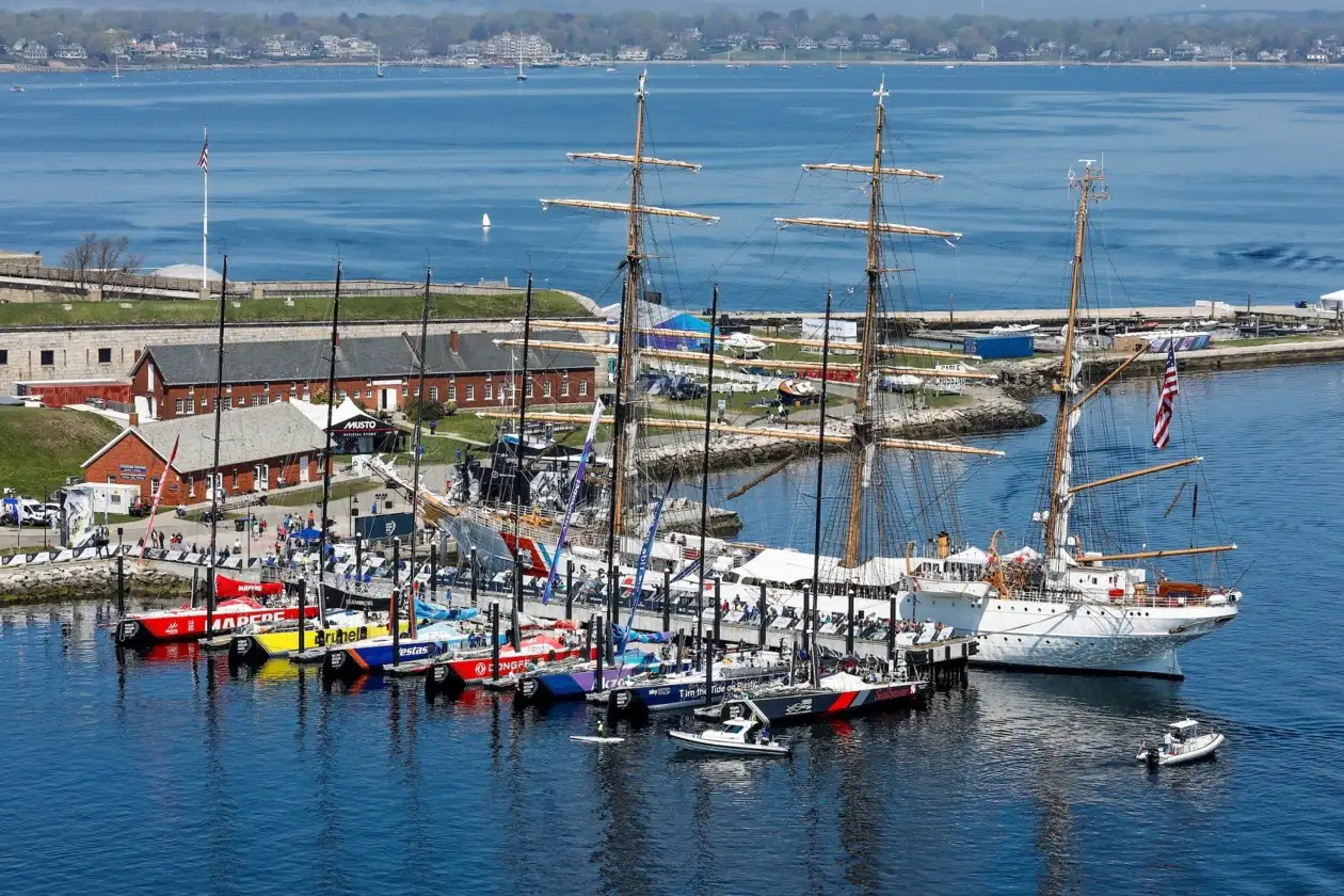Durante la escala de 2018, en el Ocean Summit de Newport, Rhode Island se convirtió en el primer estado en firmar el Compromiso Mares Limpios de Medio Ambiente de la ONU, lo que derivó a un grupo de trabajo del Gobernador sobre la contaminación por plásticos y la próxima prohibición estatal de las bolsas de plástico