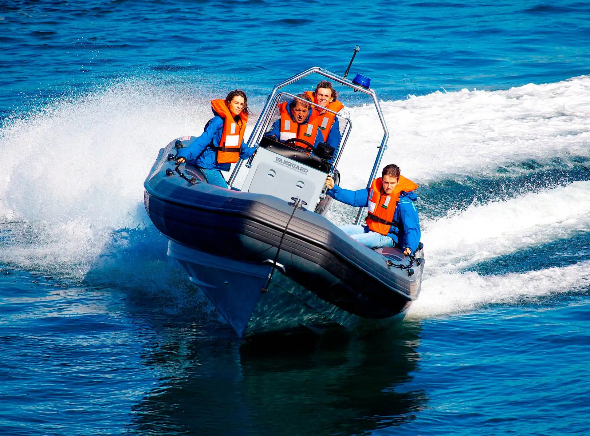 El fabricante de embarcaciones semirrígidas Vanguard Marine refuerza su gama más polivalente con la incorporación de un modelo de 8,3 metros y otro de 9 metros, que se establece como nuevo buque insignia de la serie DR. La Serie Profesional DR cuenta ahora con ocho versiones y esloras entre 4 y 9 metros 