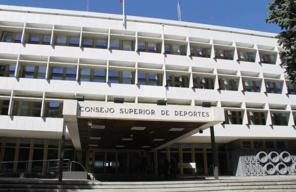 El Consejo también ha tomado la decisión de crear un Grupo ‘ad hoc’ de Turismo y Deporte con el objetivo de abordar la problemática que la COVID19 está provocando a estos sectores. Cabe recordar que, en algunos lugares de nuestro país, las competiciones deportivas suponen un elemento de tracción fundamental de turistas... entre los que están los deportes náuticos evidentemente