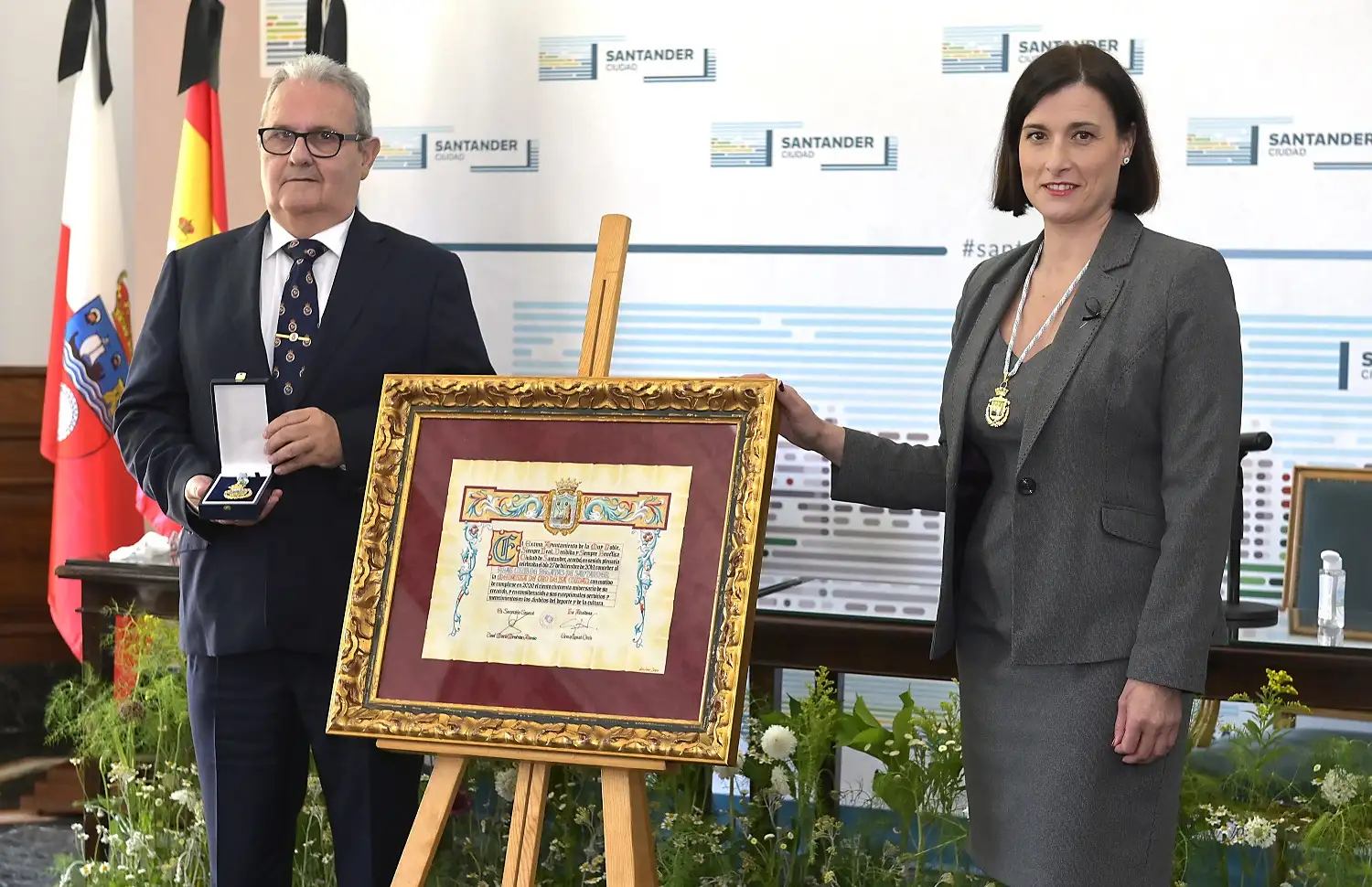 Gema Igual y Alejandro Miyares, en el acto de reconocimiento al Real Club de Regatas por su 150 Aniversario