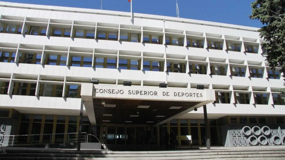 Es evidente que desde el momento en que se aplazaron un año los Juegos Olímpicos, hecho que se produjo a finales de marzo pasado, el CSD ya avisó a las federaciones de que tal aplazamiento a 2021 no iba a influir en los procesos electorales a celebrar este año, debió iniciar los trámites de una nueva orden ministerial en este sentido, para que las elecciones se celebren cuando toca, en el año olímpico –que es el 2020 y no el 2021-.