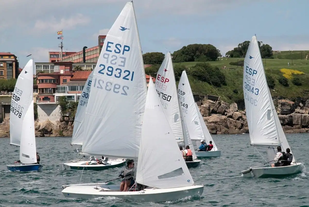 Muchas son las ganas de la flota gijonesa de volver a la competición después de más de tres meses sin actividad, ganas que se han visto reflejadas en los entrenamientos llevados a cabo por varias embarcaciones en el momento que se pudo navegar (Foto Félix G.Muñiz)