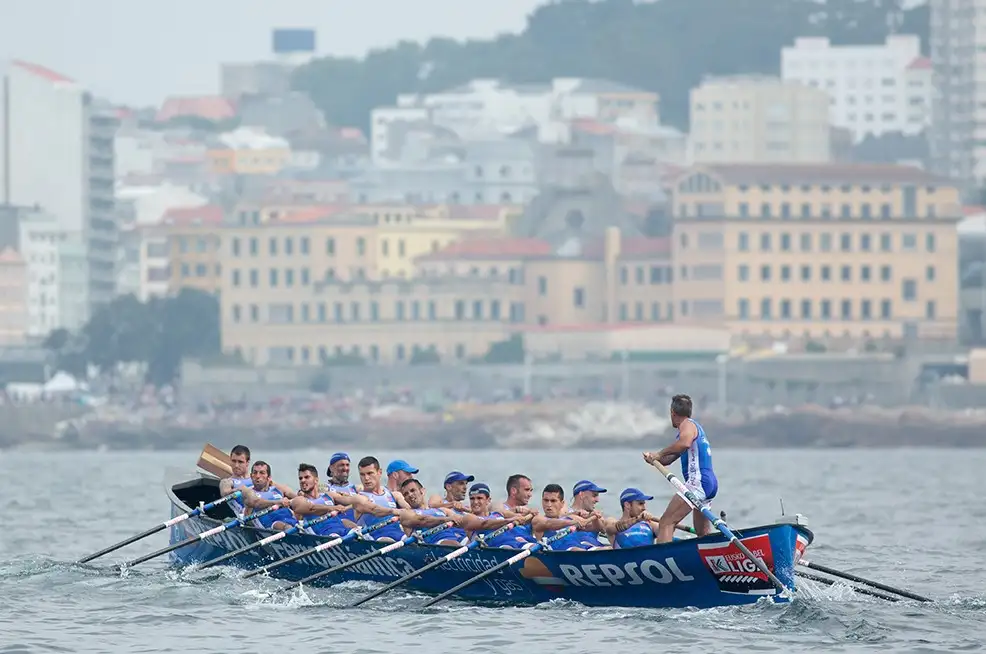 Las traineras de la Eusko Label Liga y Euskotren Liga ya han tenido contacto con las aguas de A Coruña y ya esperan con ansias el inicio de la temporada (Foto Aitor Arrizabalaga)