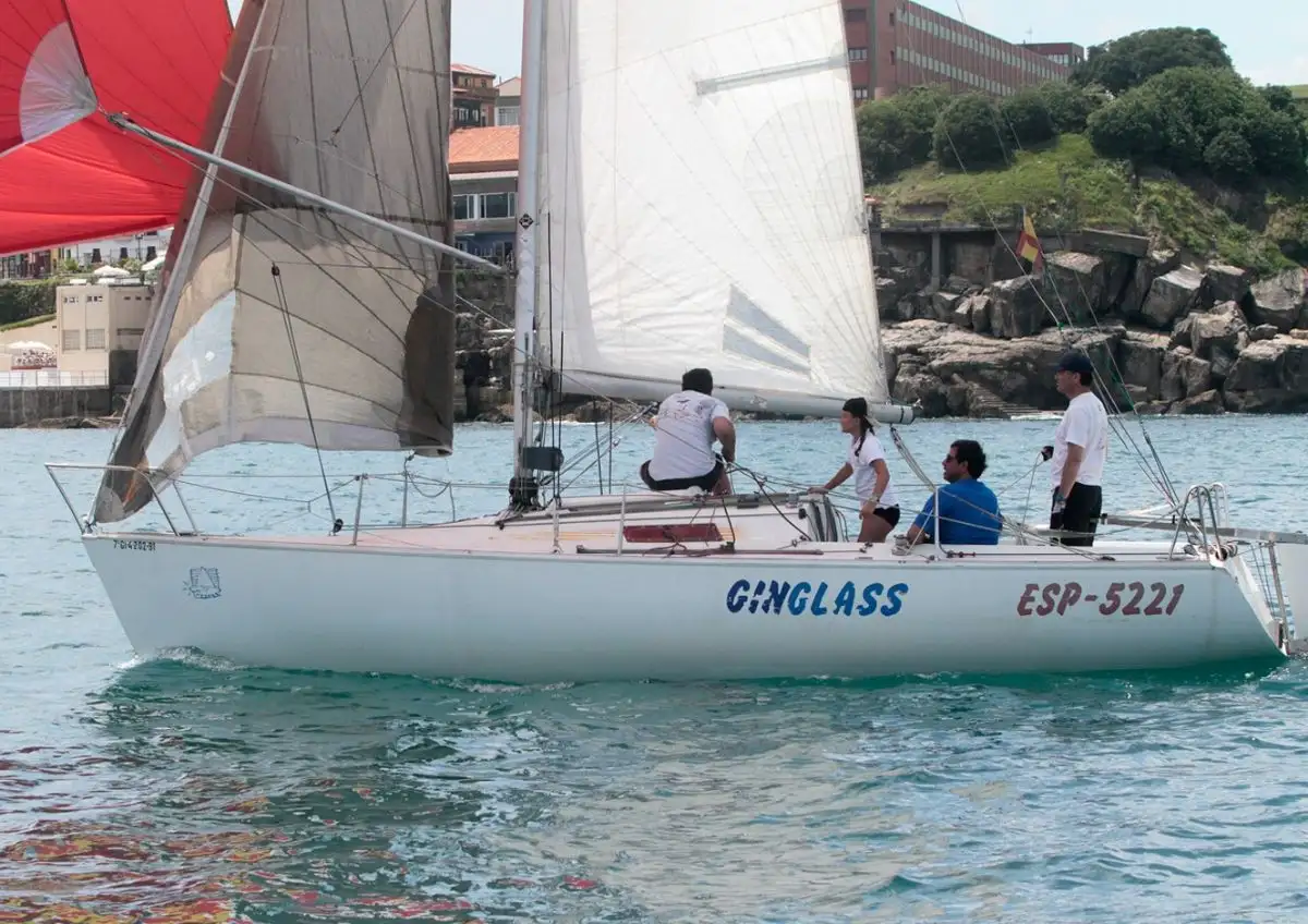 El Gin-Glass, de Alfredo Alegría presidente del Real Club Astur de Regatas acompañado por parte de su junta directiva se proclamó vencedor absoluto de la Regata, después de ganar la general en la segunda manga y terminar cuarto en la primera jornada (Foto Félix G.Muñiz)