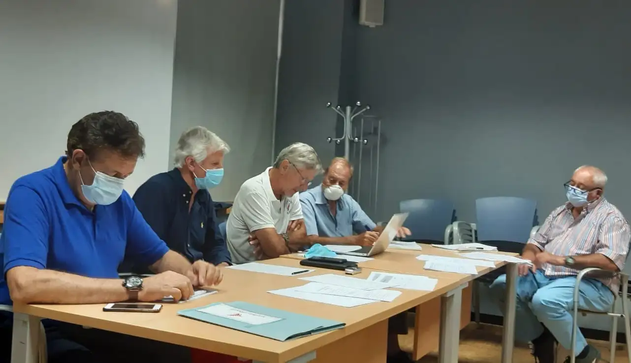 La Asamblea concluía con una breve exposición de los avances del Centro de Vela de San Juan, previsto abrir para el pasado mes de abril, pero la pandemia y la paralización de todas las obras retrasaba por completo el poder poner en marcha el centro y las actividades previstas... si todo va bien se espera que en este mes de julio puedan concluir los últimos detalles y retoques de la obra (Foto Pep Portas)