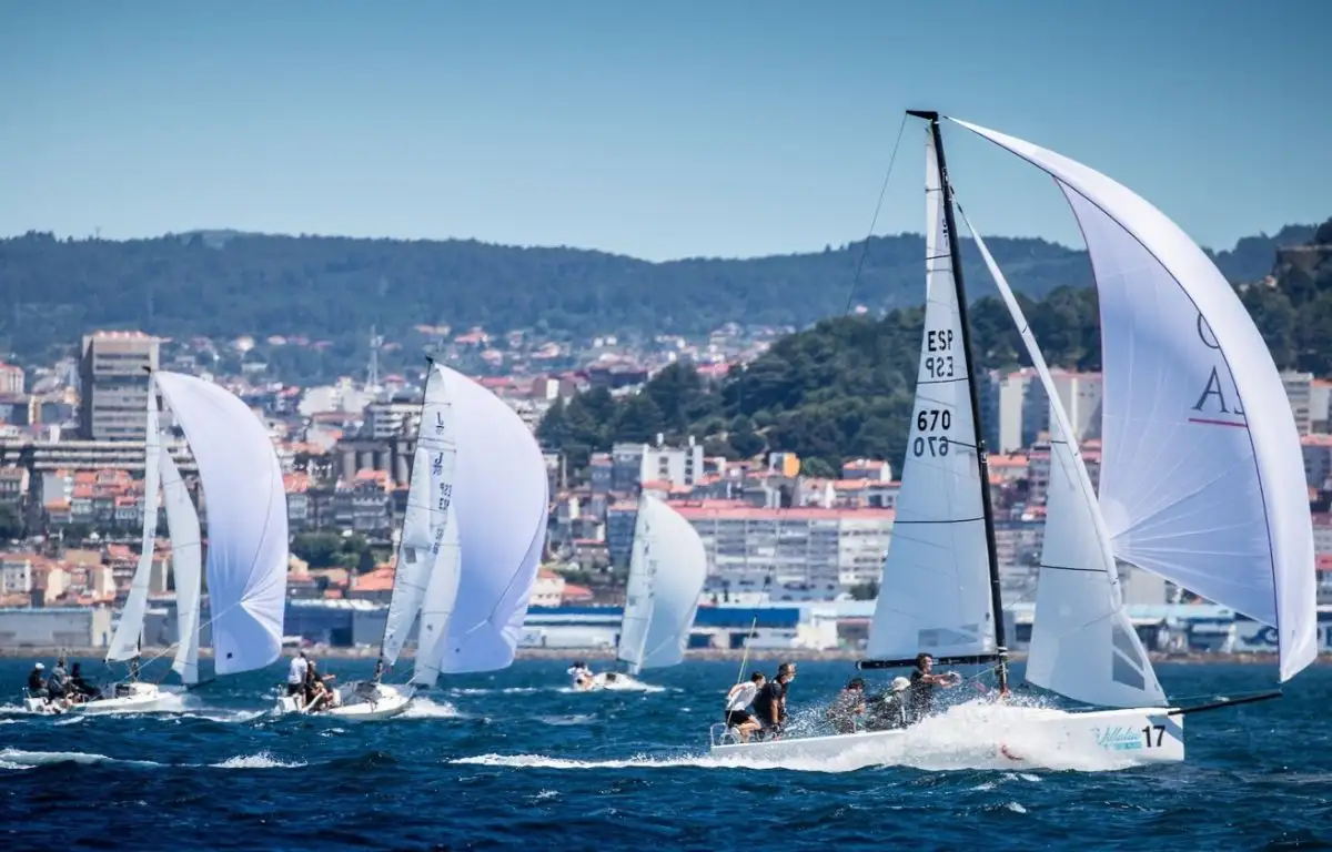 Si la jornada del viernes fue exitosa en lo que se refiere a las condiciones de viento, no se puede decir lo mismo en lo que ocurría este sábado: el viento fue en exceso suave, y pese a los esfuerzos de los jueces casi nada se pudo hacer… y lo que se pudo salvar, tampoco hubiese sido malo que no se hubiese salvado (Foto María Muíña)