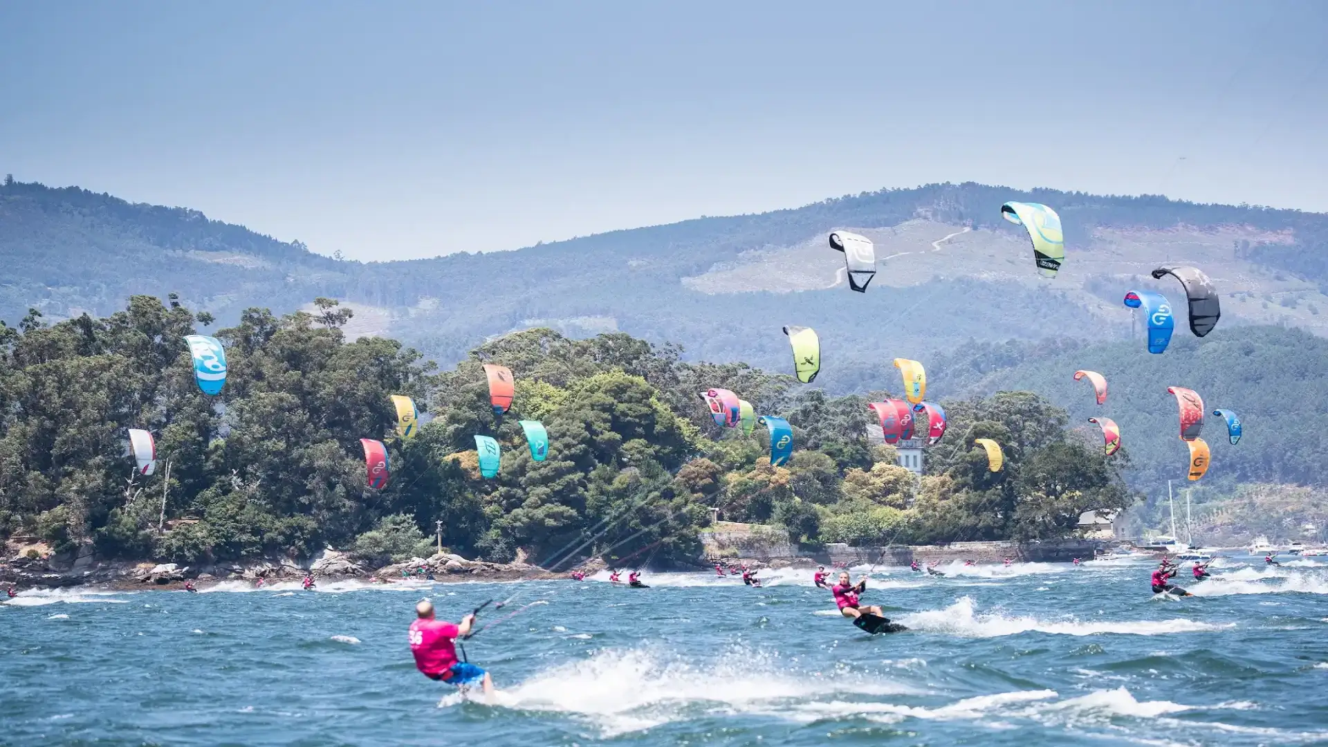 Spettacolare il giorno finale nella zona interna del fiume di Vigo del KiteFest Cesantes