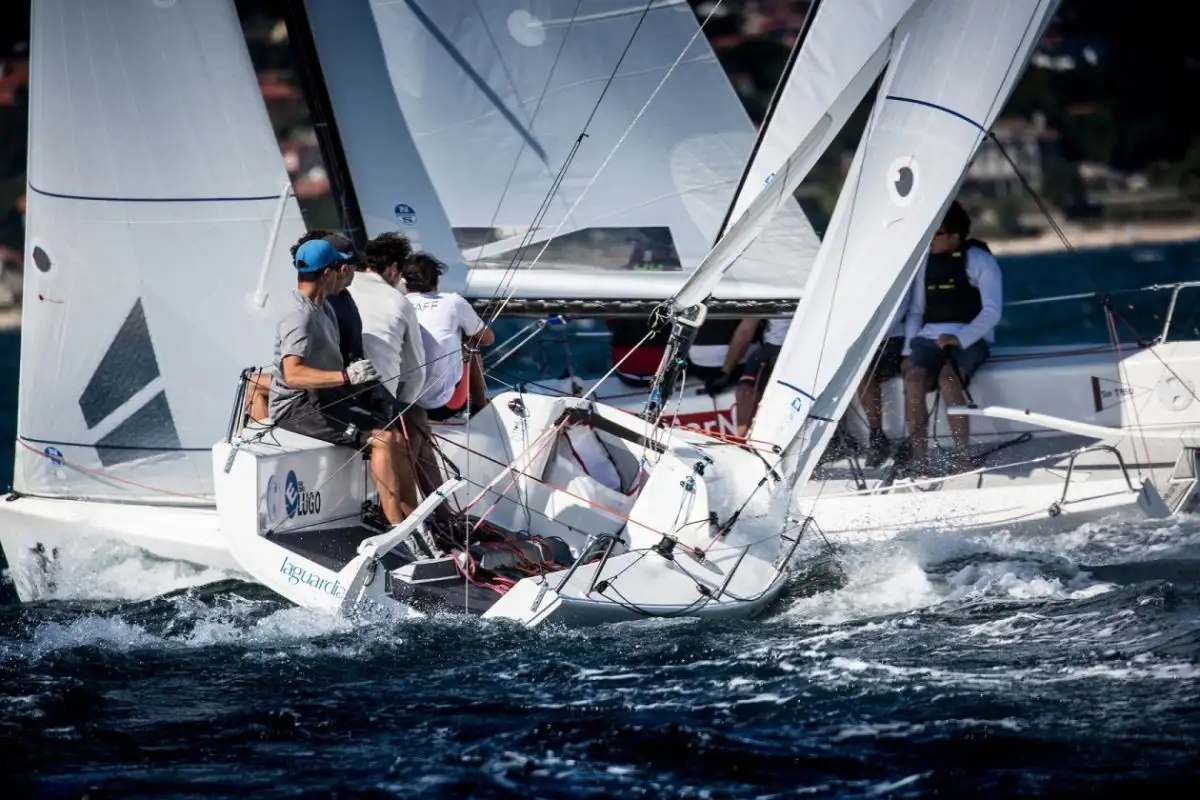 Preciosa imagen de María Muíña con un primer plano del J70 de Gonzalo Araújo