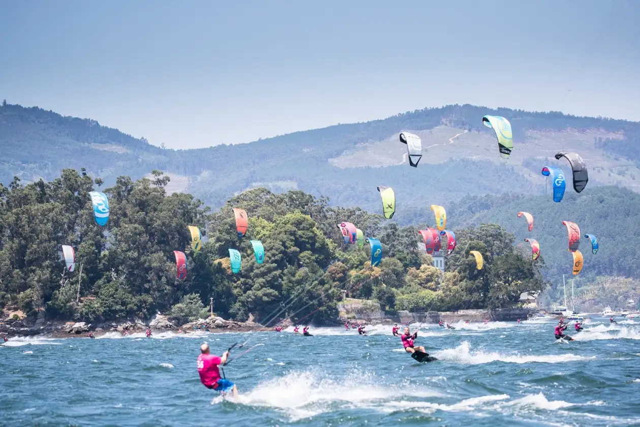 El viento térmico ha permitido que la flota completase hoy dos pruebas de regata con unas condiciones de viento perfectas en la bahía de San Simón (Foto María Muíña)
