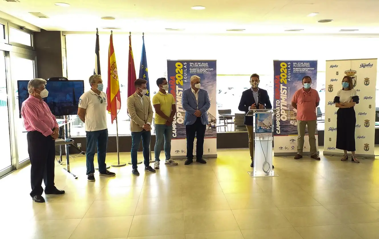 Con la presentación hoy de la regata, en el Puerto Deportivo Juan Montiel, a la que han asistido diversas autoridades de la Región de Murcia y del ayuntamiento de Águilas, la prueba de vela infantil echa a andar