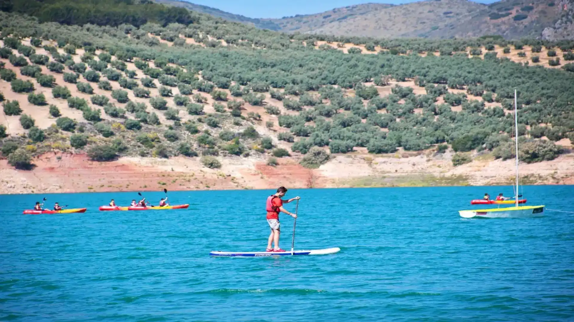 Un paradiso nel cuore dell'Andalusia per gli sport acquatici il serbatoio di Iznájar