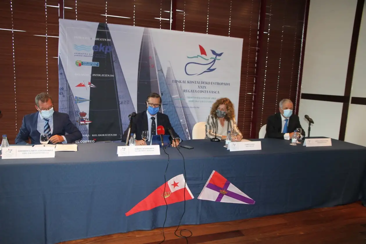 Al acto de presentación han asistido Edurne Egaña, directora de Euskadiko Kirol Portuak, Manuel Sendagorta y Tomás Alonso-Allende, vicepresidente y comodoro del Marítimo del Abra, y Eduardo García-Santamarina, director de regata