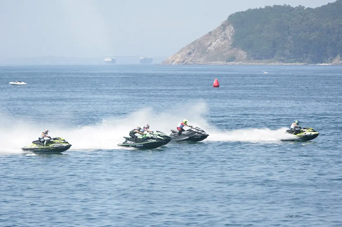 Expectación en los arenales de las playas de Santa Marta y La Ladeira, con las escolleras repletas de aficionados, eso sí, con mascarilla y guardando la distancia de seguridad, que disfrutaron del espectáculo en primer plano, con los pilotos entregados en todo momento (Foto Juan Caballero)