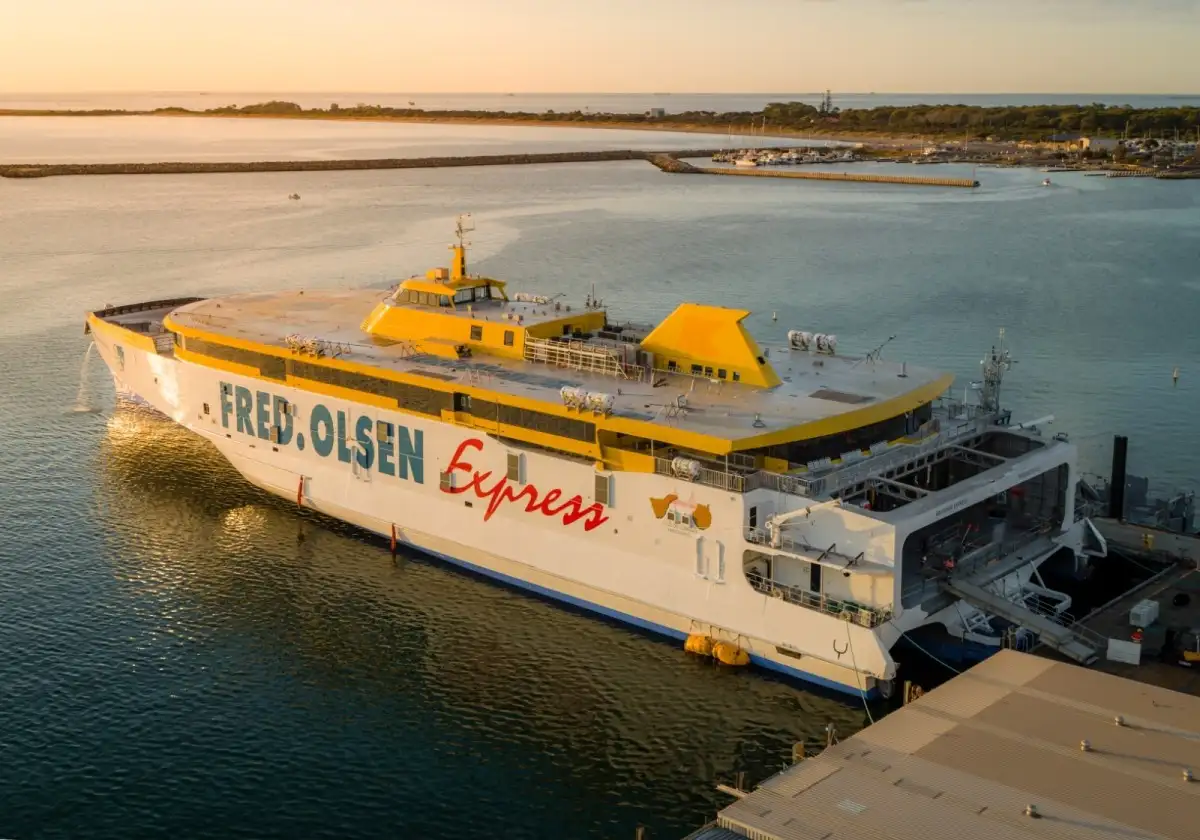  Tras tres años trabajando en su construcción, el astillero Austal ha realizado un emotivo homenaje como despedida, en el que se ha llevado a cabo el conocido "water salute"