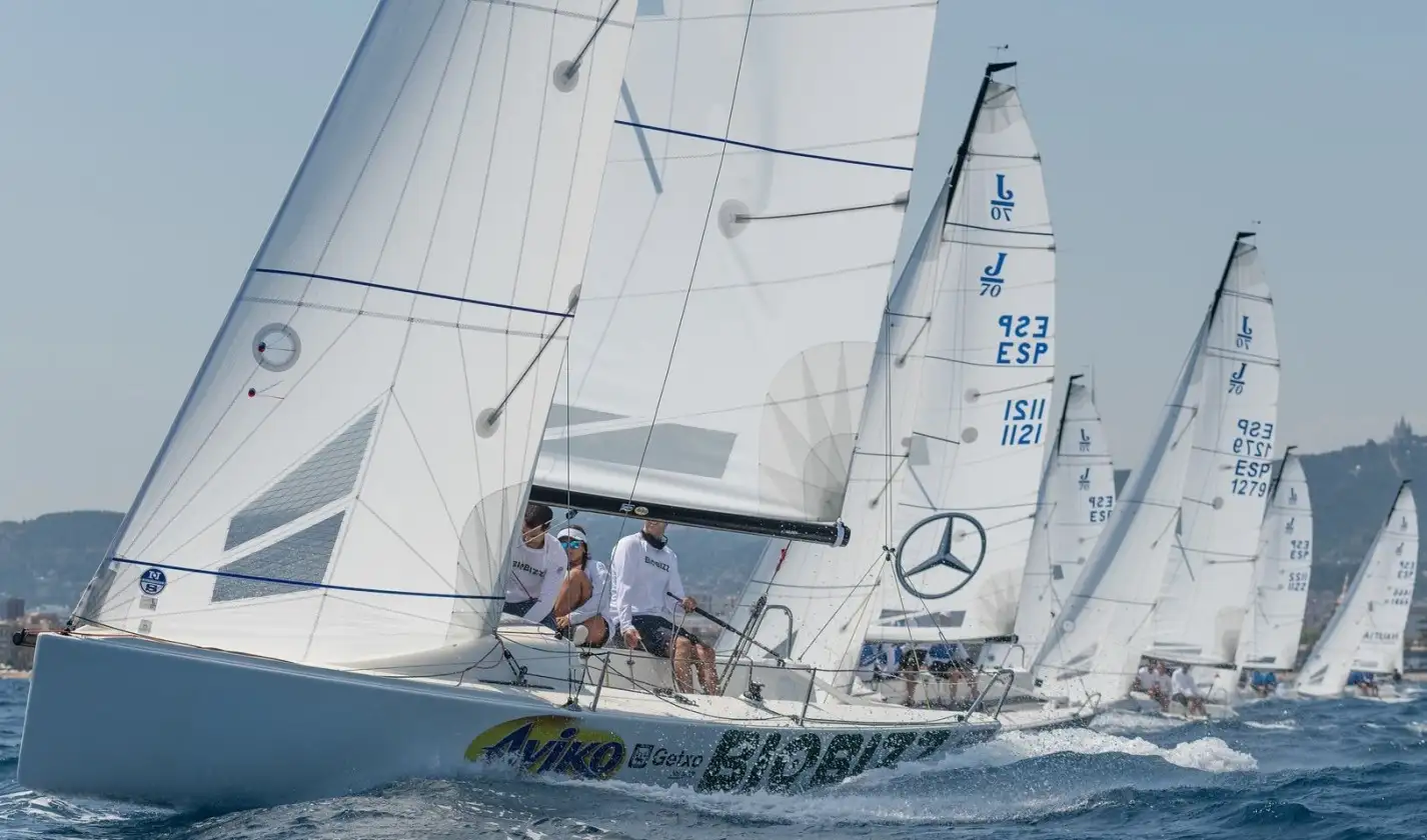 En J70 victoria del "Bobizz" armado por Azqueta y Rodríguez... La Organización del Trofeo de vela Conde de Godó, siguiendo las recomendaciones de las autoridades sanitarias competentes, ha decidido dar por finalizada la competición de su 47 edición en solidaridad con la situación en la que se encuentra la ciudad Condal debido a la pandemia del Covid-19 (Foto Oscar Terrades)