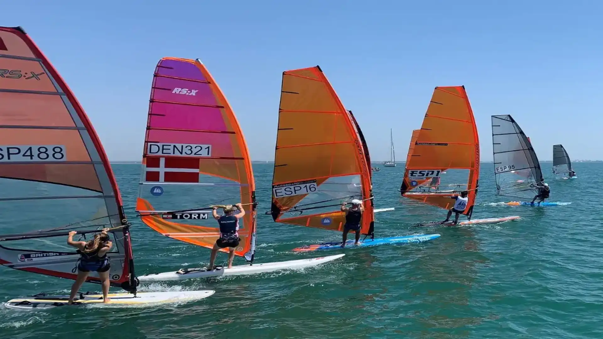 Buona prestazione dei windsurfisti di Puerto Sherry nell'Autonomical