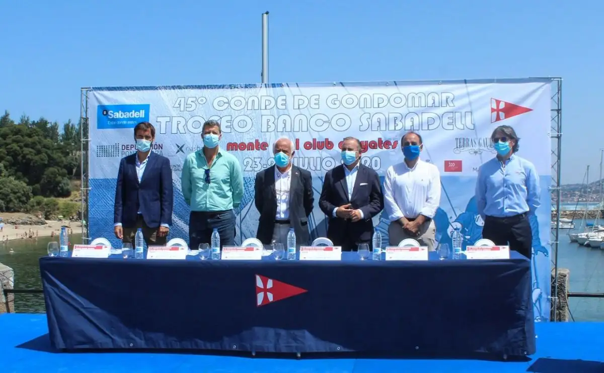 En la presentación oficial celebrada esta mañana en Baiona estuvieron presentes, además del presidente y comodoro del Monte Real Club de Yates, José Luis Álvarez e Ignacio Sánchez Otaegui, el Director General de Banco Sabadell, Pablo Junceda; el alcalde de Baiona, Carlos Gómez; el jefe provincial del servicio de deportes de la Xunta de Galicia, Daniel Benavides; y el diputado de deportes de la Diputación de Pontevedra, Gorka Gómez (Foto Leticia Acero)