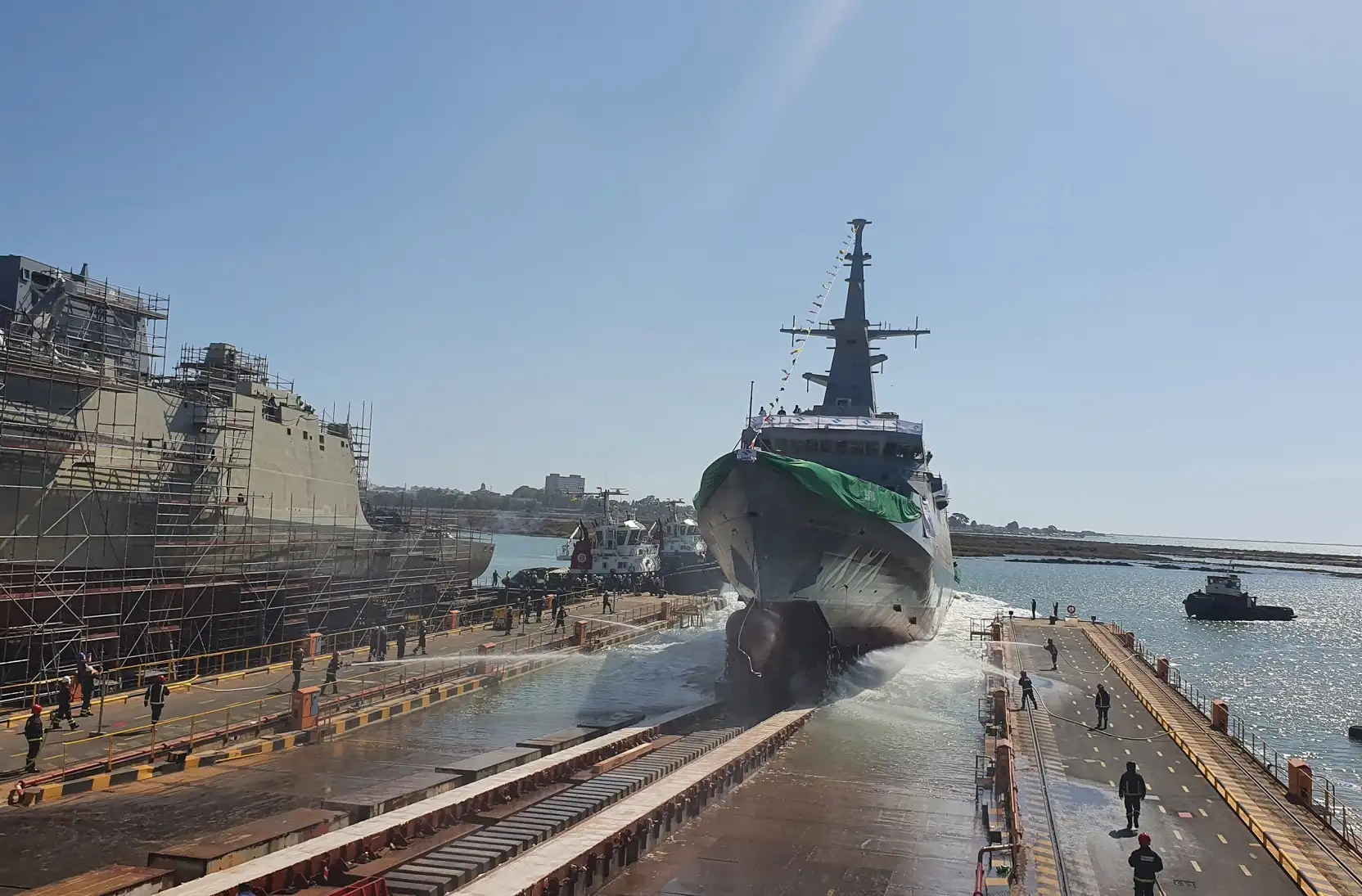 La ceremonia ha comenzado con la lectura de unas palabras del Corán, realizadas por el Comandante de la Marina Saudí, tras lo cual se ha mostrado un vídeo sobre la ciudad Al-Jubail (ciudad que da nombre al barco) y un timelapse resumen de la construcción y que puede ser visto en la web de Navantia... continuación, los himnos de Arabia Saudí y España han dado comienzo a los discursos.