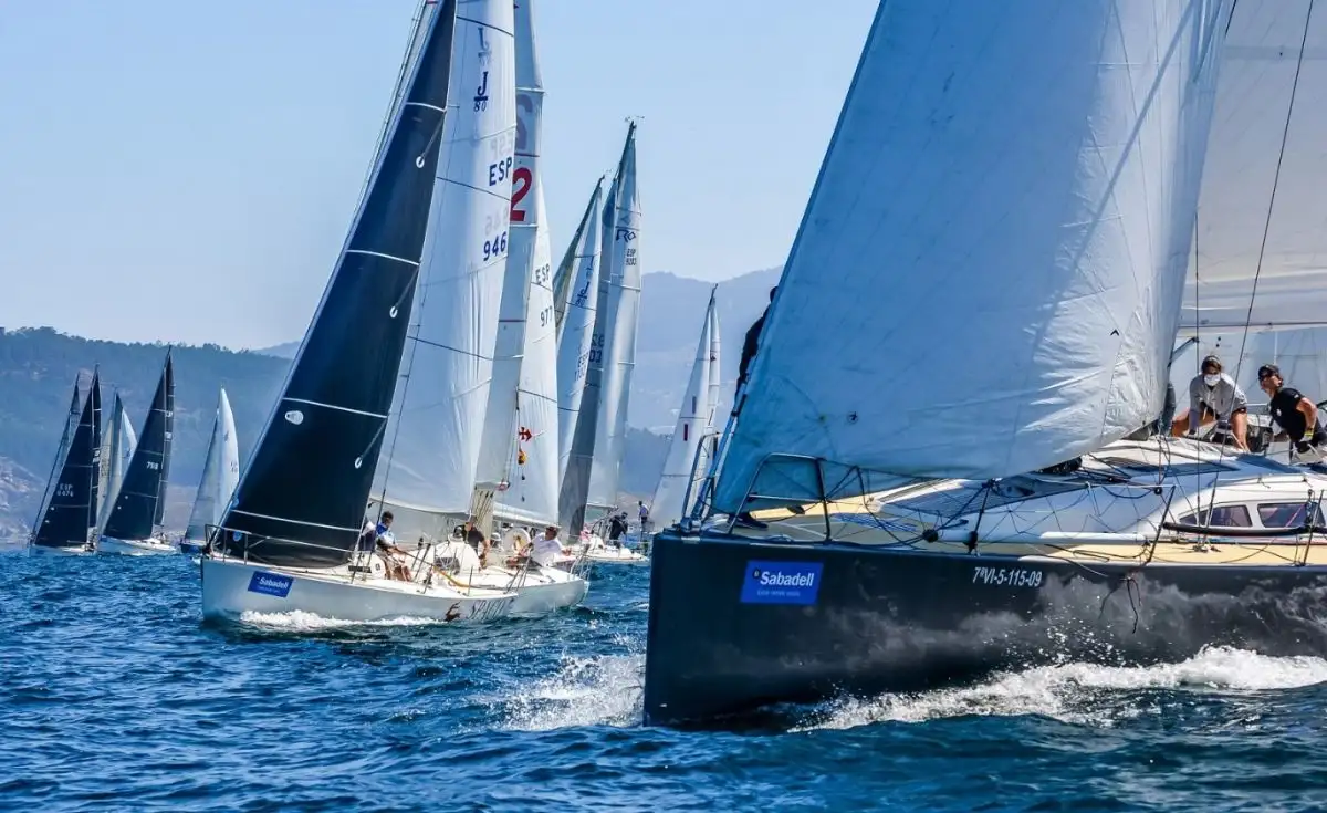 Buen nivel y muchos barcos en el "Gondomar ligero"... en la denominada Regata Erizana en la que no se va a Finisterre (Foto José Ramón Louro)