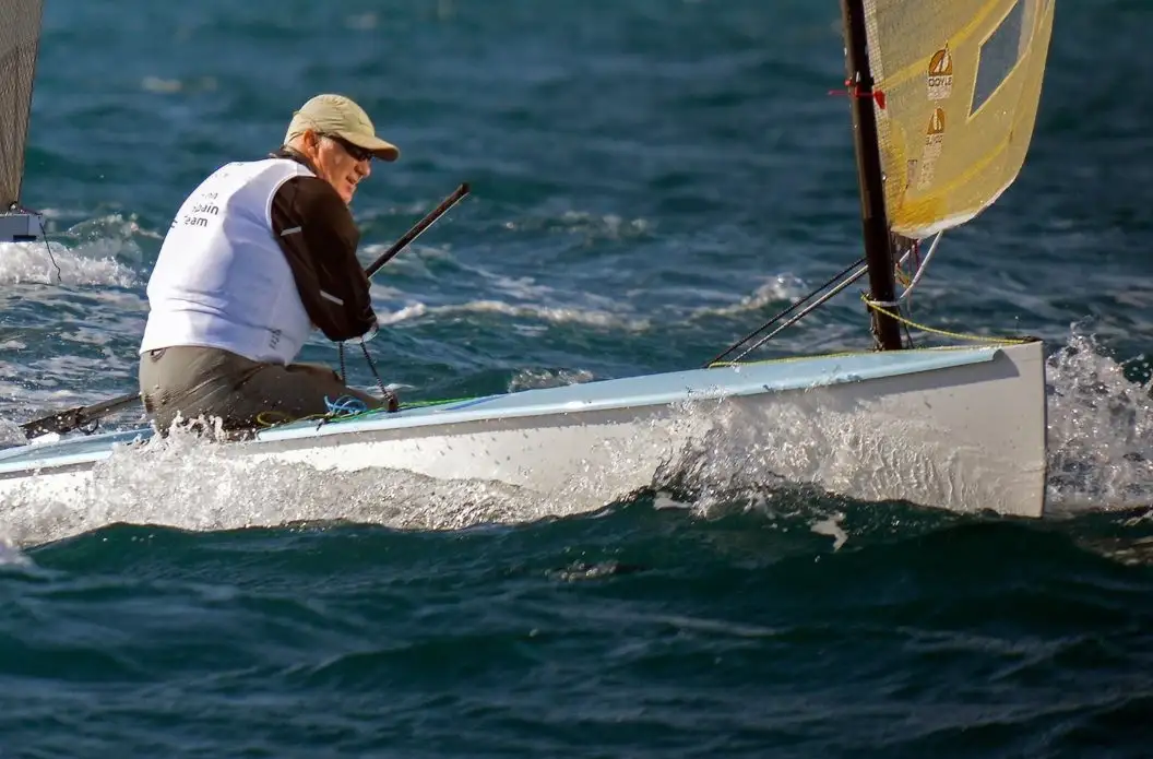 Jesús Turró navegando este año en la clase Finn Master (Foto Alfred Farré)