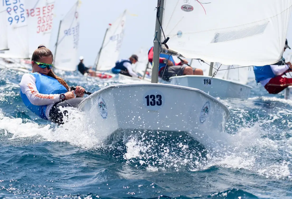 Se cierra la primera jornada del Nacional de Optimist en el Puerto Deportivo Juan Montiel con dos pruebas completadas bajo unas buenas condiciones de viento y unas medidas de seguridad en tierra y el mar excepcionales (Foto Pep Portas)