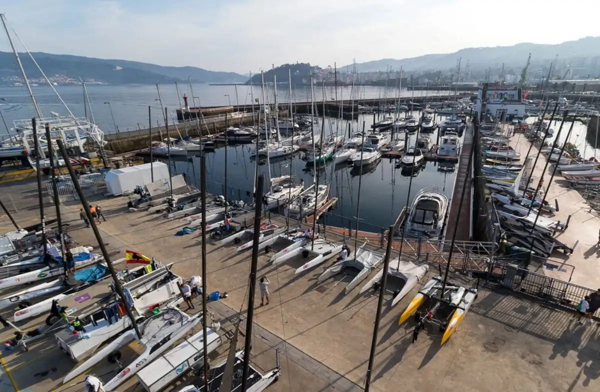 Los catamaranes, que ya habían copado el protagonismo en 2018 con la disputa del Campeonato de España en aguas de la ría de Vigo, se probarán ahora, además de en la bahía viguesa, en las rías de Pontevedra y Arousa y ante un centenar de millas como reto