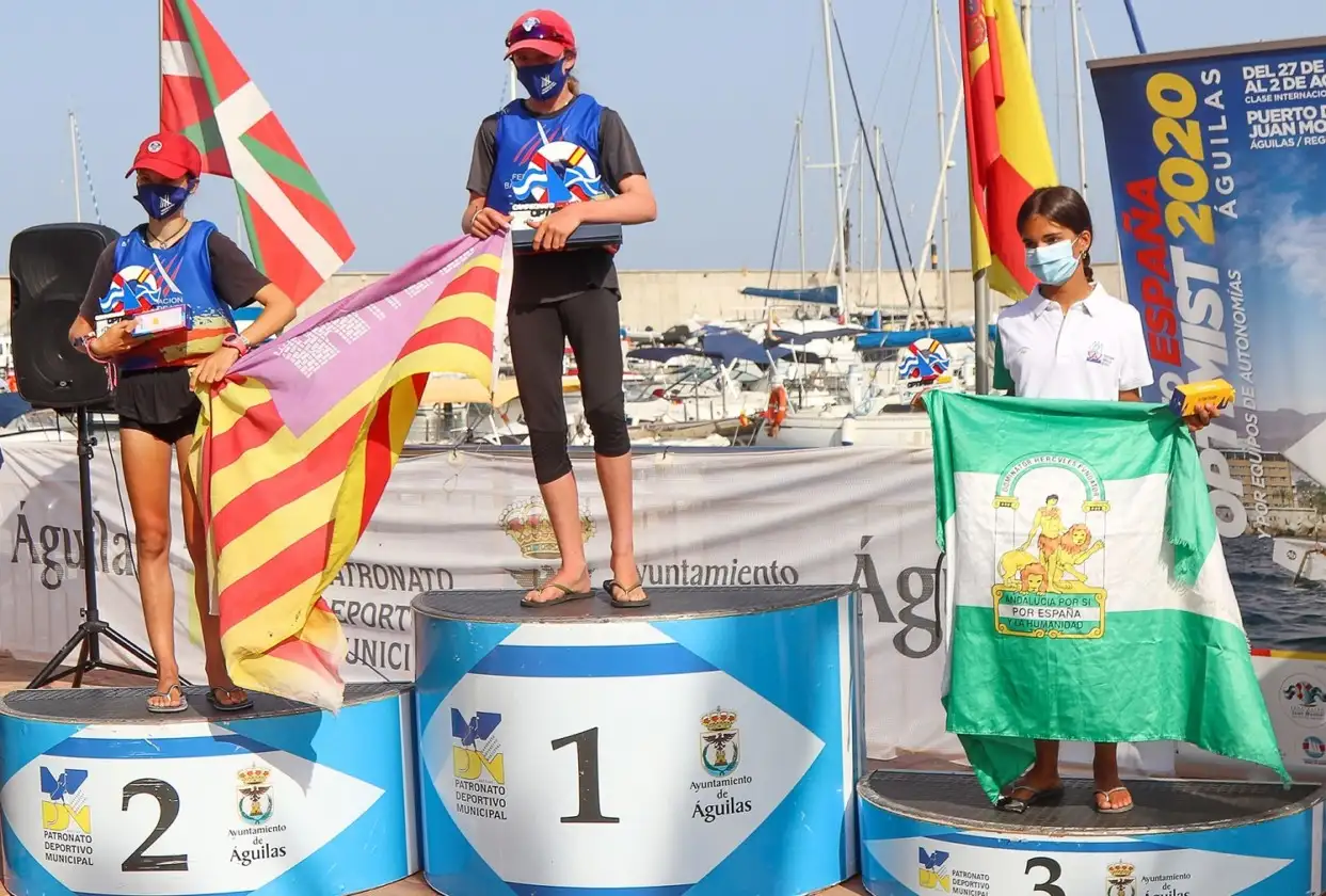 Nicola Sadler (CN S’Arenal) llegaba líder a la última jornada y ha sabido defender su primera plaza en féminas gracias a su buen trabajo hoy. Trabajado y brillante triunfo en la primera prueba del día y un muy disputado tercer puesto en la segunda y última del día. Con apenas dos puntos de diferencia (53-55) Marisa Alexandre Vicens (CN Cala Gamba) se hacía con la plata tras después de intentarlo tras conseguir parciales de 2-4, aunque el 26 conseguido en la única prueba de ayer sábado le ha pasado factura. El podio se ha cerrado con la andaluza Maria Castillo (RCM y Tenis Punta Umbría), con 3º y en la primer y un 58 en la última (Foto Pep Portas)