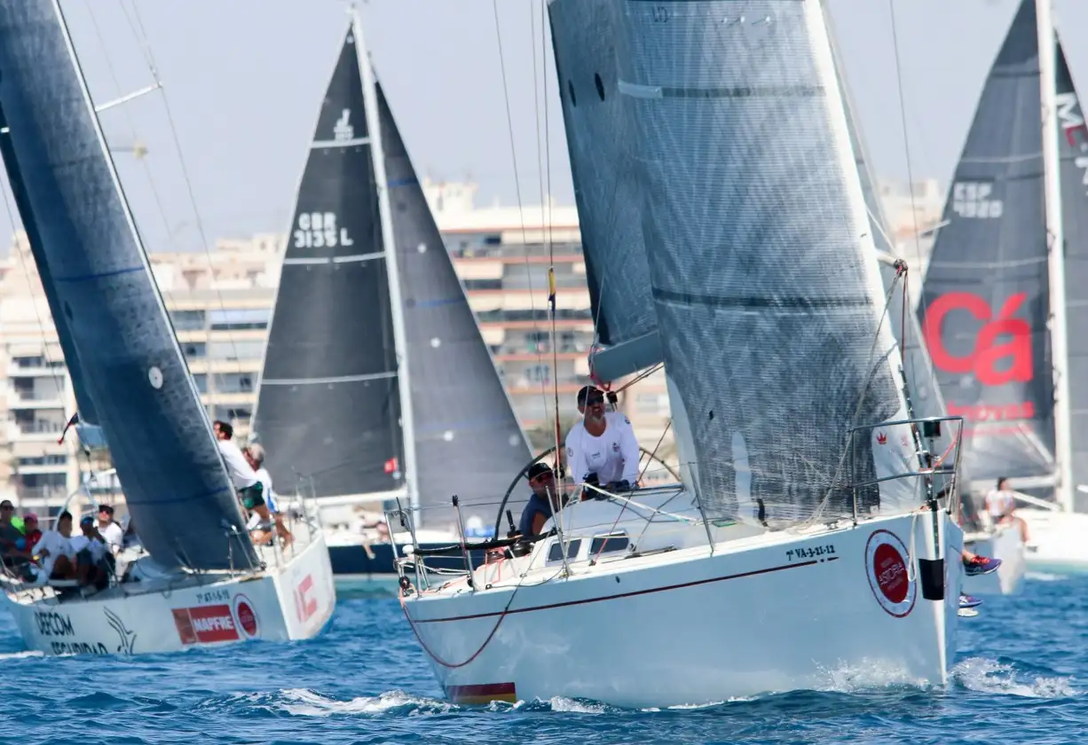 La regata estará sometida a las medidas de seguridad y protocolos Covid19 que se han establecido tanto desde la RFEV como de la propia FVCV, así como las acciones que ha tomado el propio club para garantizar que su cumplan las medidas de distanciamiento, uso de geles y mascarillas, así como acciones propias en las mismas instalaciones del club en cuanto a la desinfección de todas sus áreas (Foto Pep Portas)
