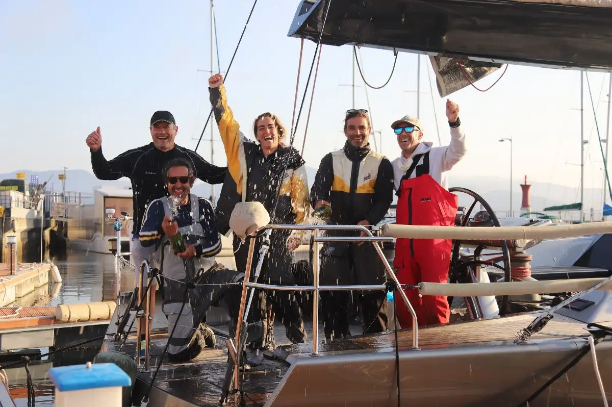 La tripulación onubense-coruñesa celebrando en el Puerto Deportivo de Vigo su victoria (Foto Pedro Seoane)