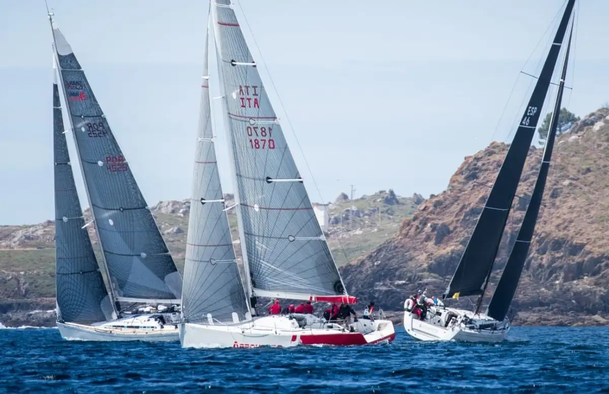 "Pairo", "Arroutado" y "Soventis" en plena Costa de la Vela (Foto María Muíña)