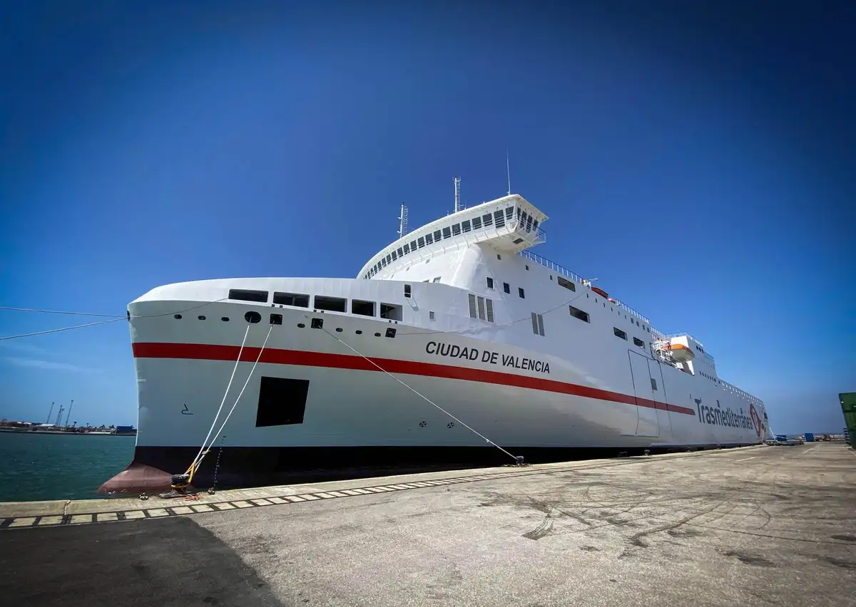La incorporación del buque a la línea Cádiz-Canarias supone incrementar la capacidad de carga en un 30 por ciento respecto de la oferta actual, lo cual asegura plenamente las necesidades de transporte de carga rodada de los clientes de Naviera Armas Trasmediterránea