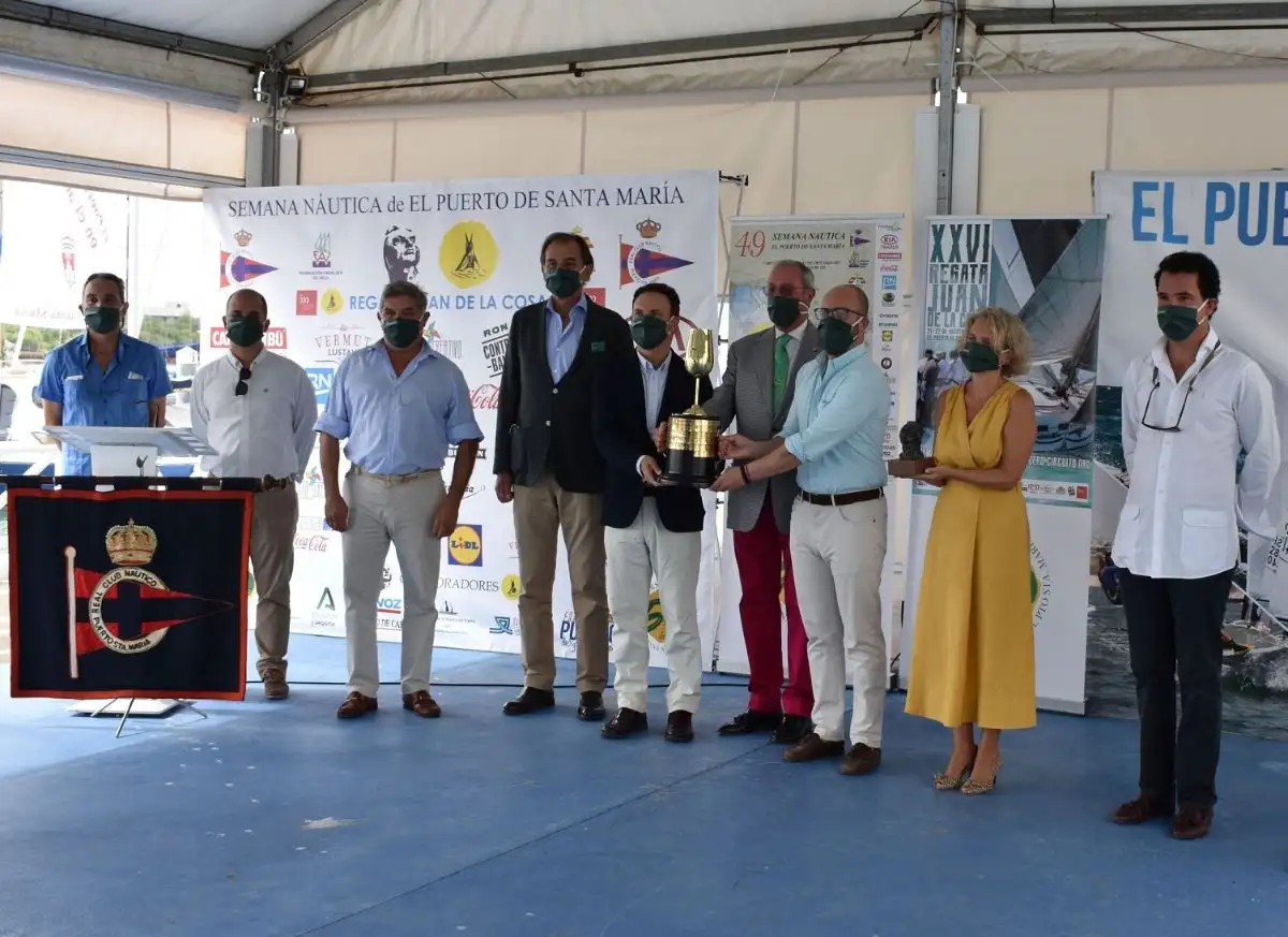En la presentación se presentó oficialmete el logo del 50 aniversario de la Semana Náutica que se celebrará el próximo año. El acto finalizaba con la foto de familia junto a los símbolos y trofeos de las regatas; el catavino de oro, santo y seña de ‘la decana’ como se conoce a la Semana Náutica por ser la regata más longeva del calendario español de regatas de cruceros de alto nivel, y el busto de Juan de La Cosa