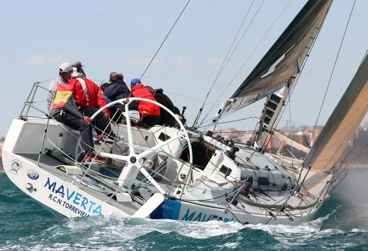Una edición que ya es diferente y lo va a ser muchos más mañana viernes, cuando a las 11.30 horas se de el pistoletazo de salida para los cerca de 30 barcos que participan en esta edición y que tiene un aliciente más a los ya de por sí que presenta la regata torrevejense, como es ser prueba valedera para la Copa Autonómica de la Federación de Vela de la Comunitat Valenciana (Foto Pep Portas)