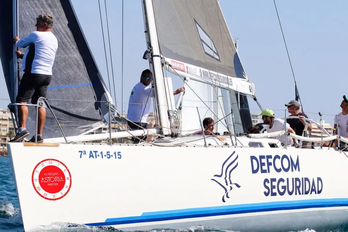 Si en el tradicional almuerzo previo a la salida, la flota ponía rumbo al campo de regatas directamente desde sus amarres sobre las 11.00 horas, ya que 30 minutos más tarde estaba prevista la salida. Las buenas condiciones de viento en el arranque de la prueba, con 6-7 en la salida, y con ese Lebeche que llegaba a las aguas torrevejense con 10-11 nudos tras tomar el paso de Cabo Roig presagiaba que iba una regatas bastante o algo rápida (Foto Pep Portas)