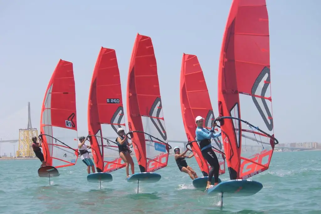 El equipo español de IQFoil durante una concentración este verano en la bahía de Cádiz