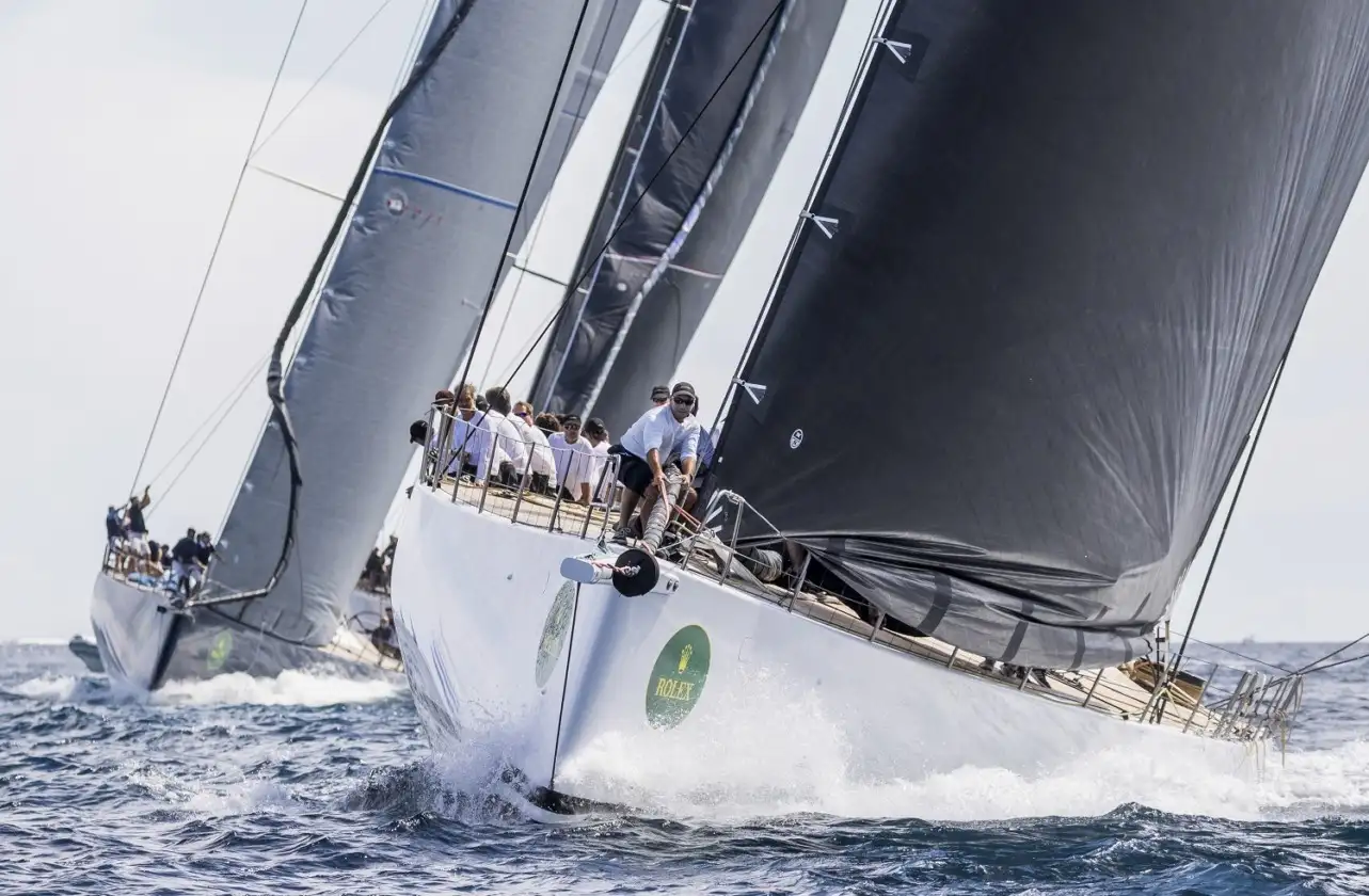 Pese a verse reducido en número respecto a ediciones anteriores por la excepcional situación mundial, el listado provisional de inscritos avanza una apasionante batalla naval en aguas de la Costa Esmeralda.... los pantalanes del YCCS acogerán a una excelente muestra del selecto universo maxi, con barcos de esloras comprendidas entre los 18,29 metros de unidades como el Dehler 60 Blue Oyster o el PD60 Spectre, y los 43,30 metros del Baltic 142 Canova, el más grande de esta edición