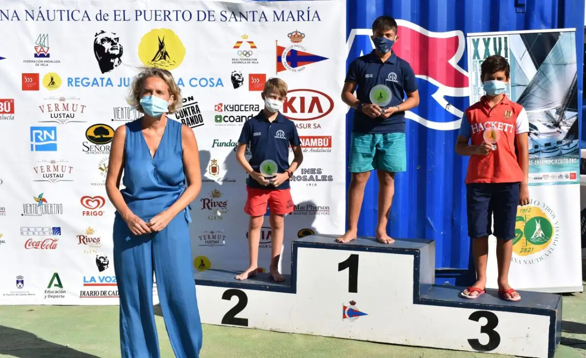 Tras la regata se celebró la primera entrega de trofeos de la Semana Náutica en las terrazas del RCN de El Puerto de Santa María, en un acto al que solo asistían los ganadores y que contó con la presencia de la concejal de deportes del Ayuntamiento de El Puerto de Santa María, Lola Campos; el presidente del comité organizador de la regata, José María Escribano; Miguel Mena, vicepresidente del club, Santiago Villagrán, y Kiko Sánchez-Prieto, presidente de la AECIO y director de la Escuela de Vela del club portuense