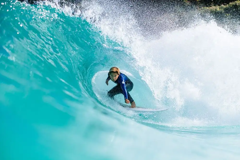Una preselección digital decidirá los nombres de los participantes que disputarán la final en las olas perfectas en «The Wave», el Wavegarden de Bristol... los surfistas podrán enviar sus vídeos clasificatorios hasta el 15 de septiembre