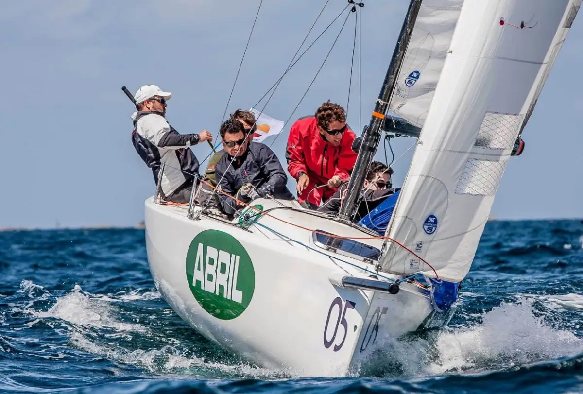 Tras haber logrado el bronce en el europeo de 2018, la tripulación del Abril Verde consiguió el año pasado mejorar resultados y subirse a lo más alto del podio de la categoría amateur, superando a los 36 rivales de su división (Foto Rosana Calvo)